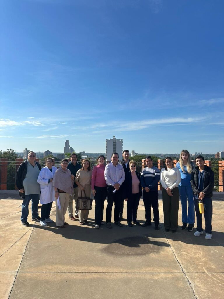 Miembros del Consejo de la Facultad de Ciencias de la Salud de la UC en la terraza del Hospital Universitario durante una visita de coordinación.