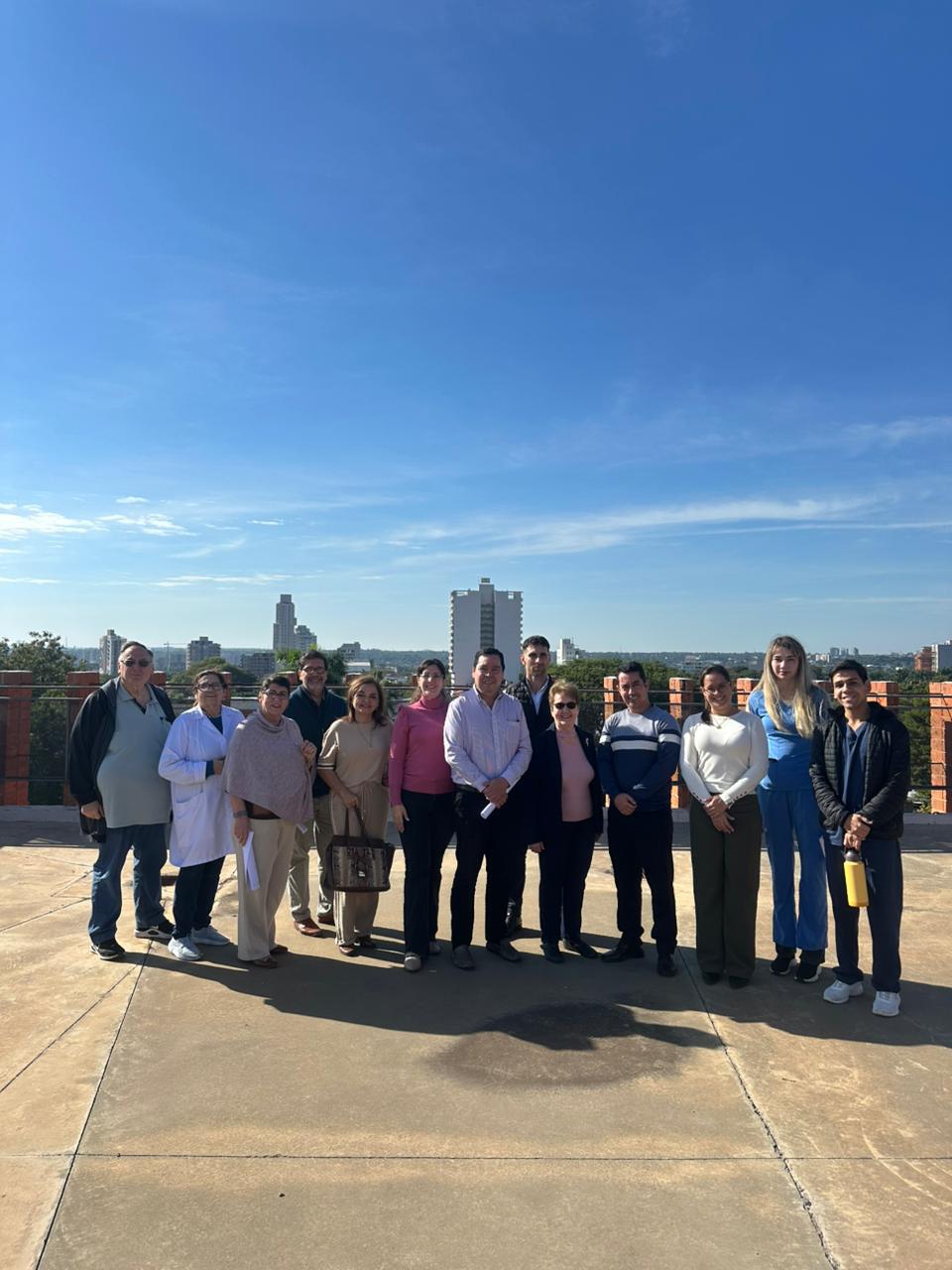 Miembros del Consejo de la Facultad de Ciencias de la Salud de la UC en la terraza del Hospital Universitario durante una visita de coordinación.