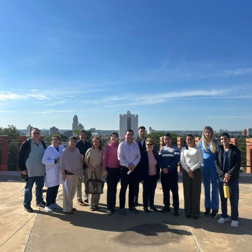 Miembros del Consejo de la Facultad de Ciencias de la Salud de la UC en la terraza del Hospital Universitario durante una visita de coordinación.